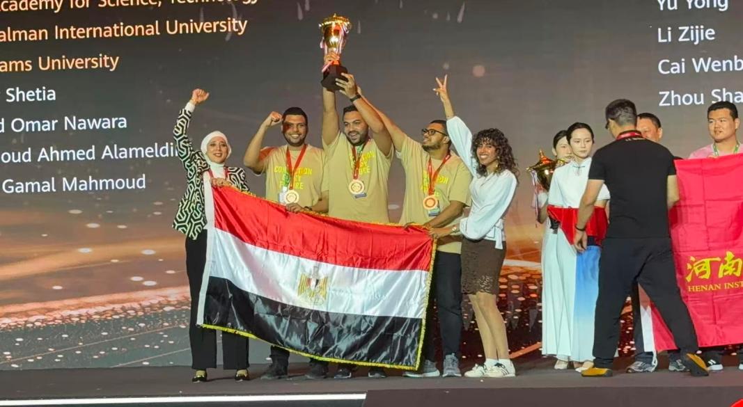طلاب الأكاديمية العربية على منصة التتويج العالمية لهواوي