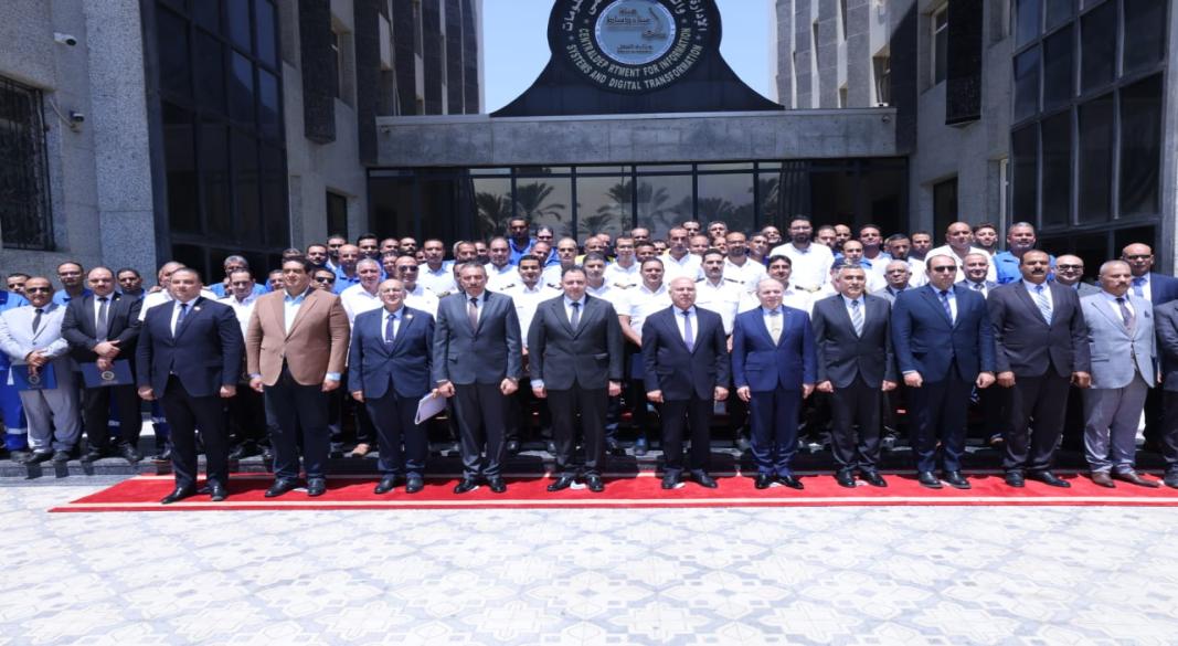 وزير النقل يكرم 74 من أبطال ميناء دمياط