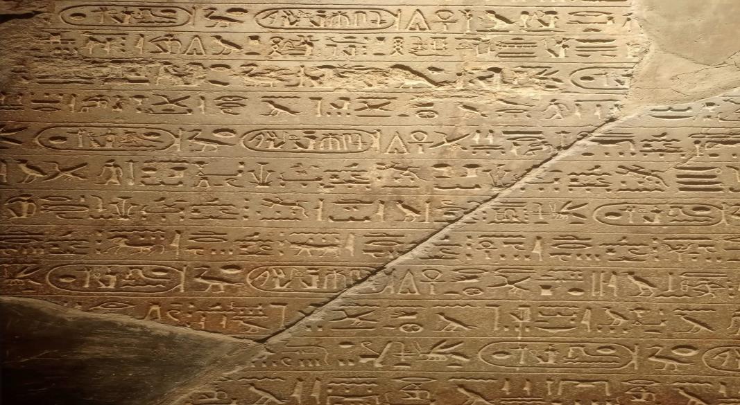 ترميم وصيانة لوحة من البازلت الأسود للملك رمسيس الثاني